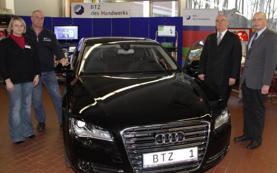 &Uuml;bergabe des neuen Audi A8 als Techniktr&auml;ger.